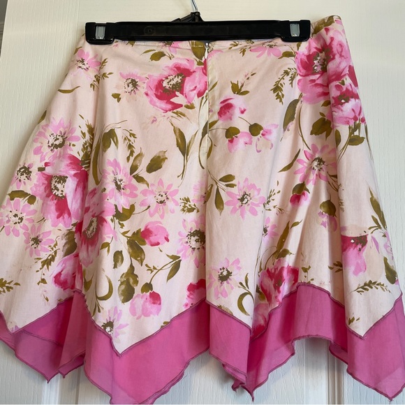 Pink floral skirt with rhinestone brooch 🌸 - Picture 7 of 9